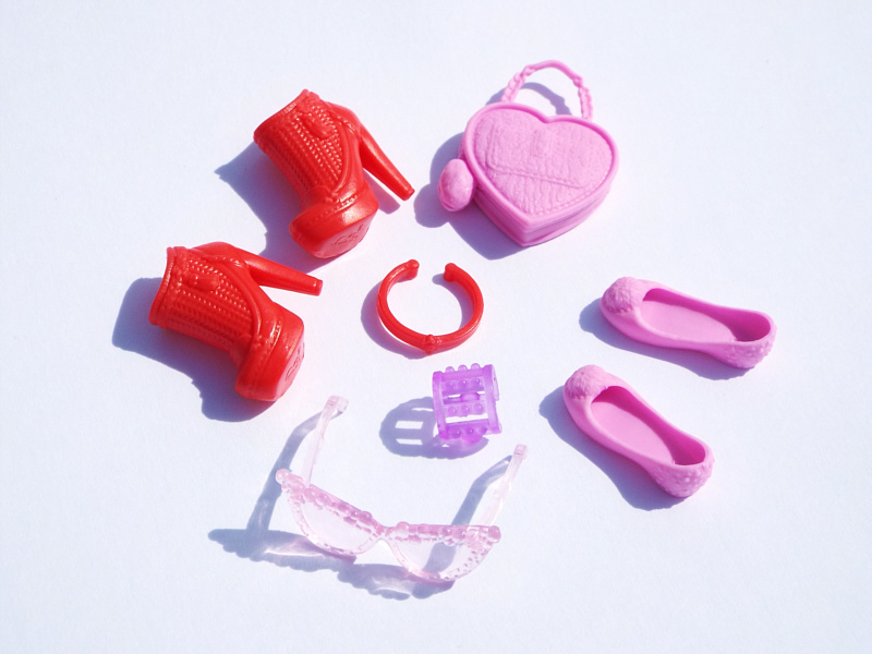 MSJ's Doll Pit Grabbed the new pink & red Barbie shoe pack.