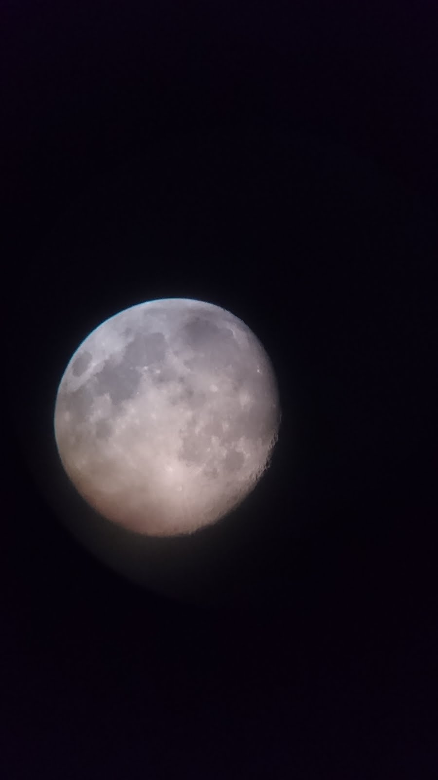 村から（望遠鏡で見た）の月