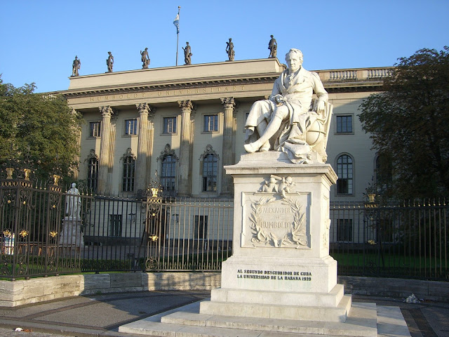 Ein Bild zeigt die Statue von Alexander von Humboldt vor der Humboldt-Universität zu Berlin