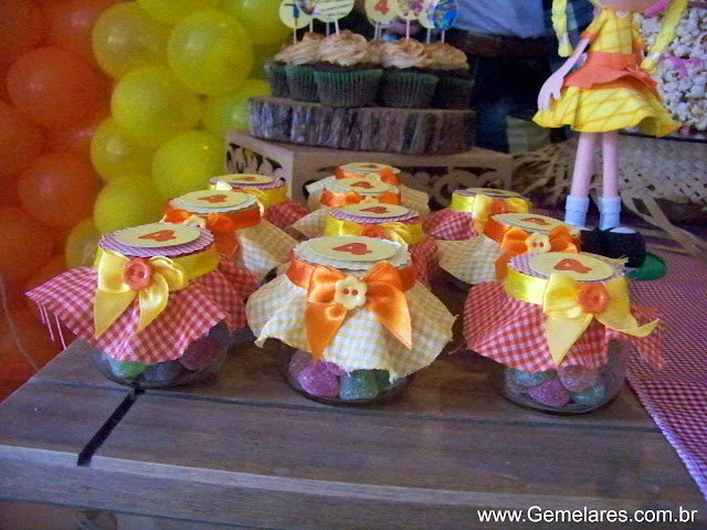 Festa para gêmeas com decoração de festa junina Festa para gêmeas com decoração de festa junina