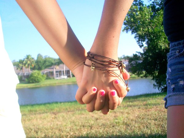 Best_Friends_Holding_Hands_by_SERENAx33.