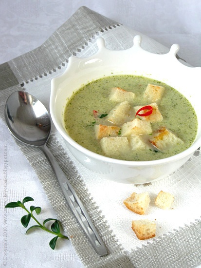 egzotyczna zupa brokułowa z imbirem i mango