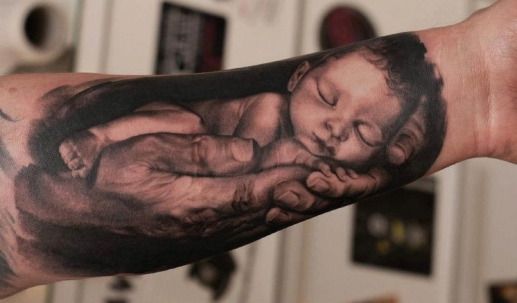 татуировка отец и дочь. папа и дочь тату тату. тату рука ребенка. татуировка отец и дочь. тату папа с сыном на руке.