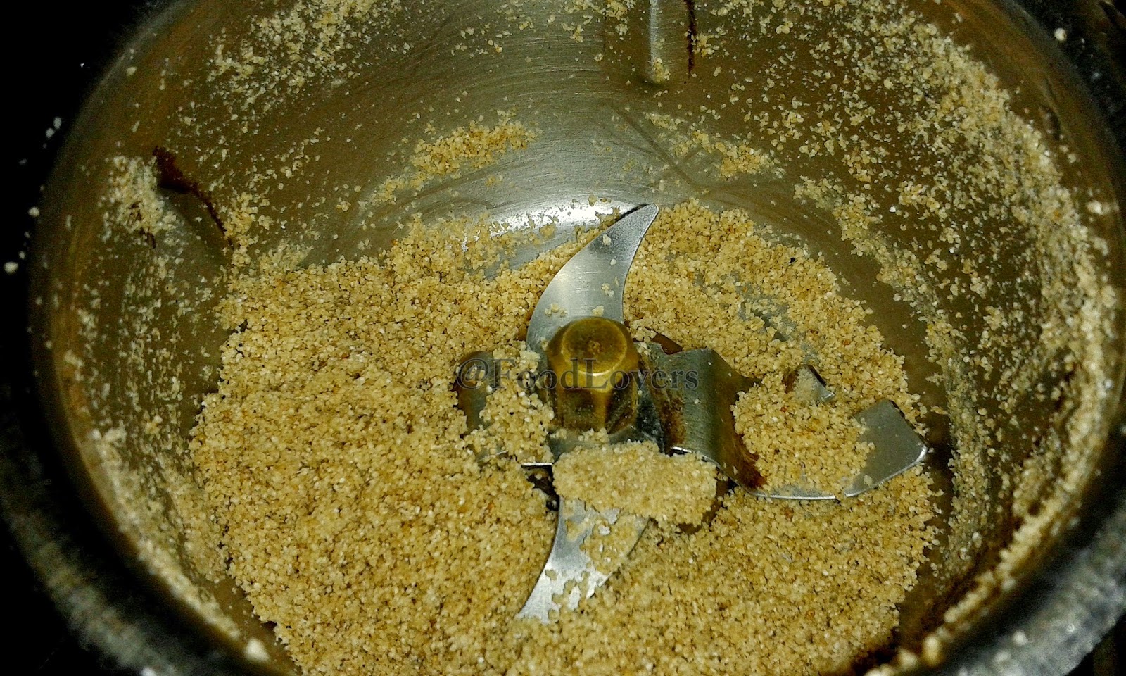 FoodLovers Turn poppy seeds into a fine smooth paste