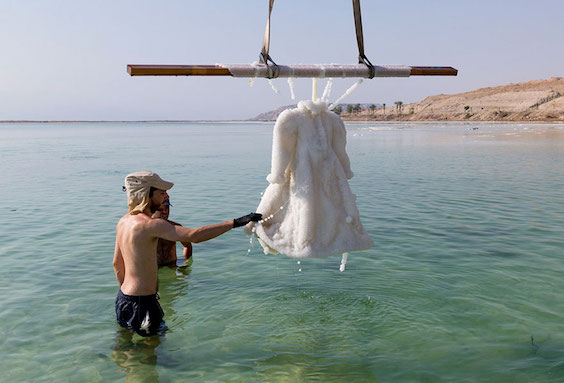 Laut Mati Telah `Menyihir` Gaun Tua Ini Menjadi Patung Kristal