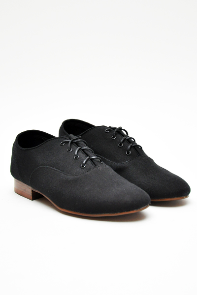 generic canvas shoes