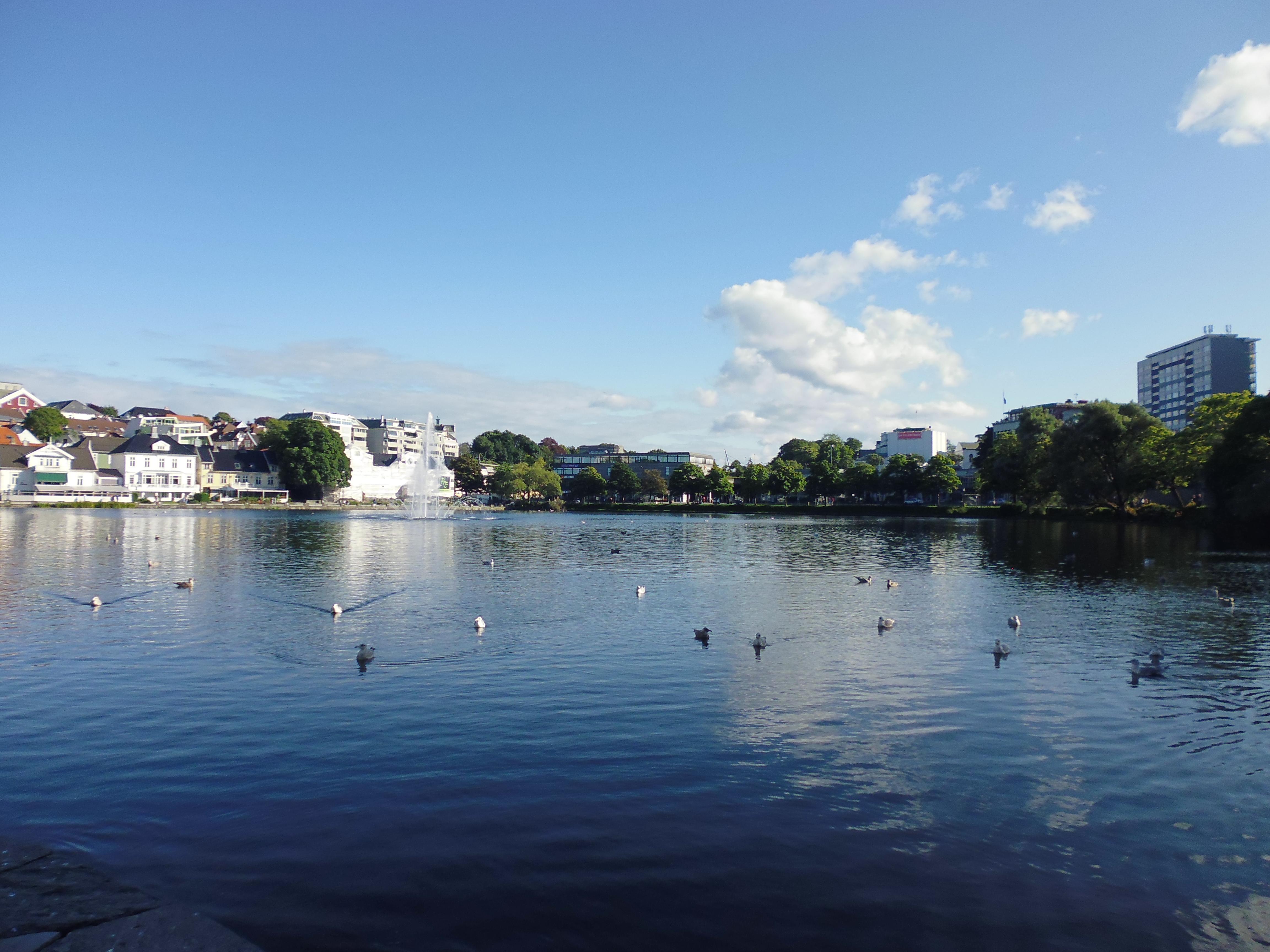 Lago Breiavatnet en el parque de la ciudad de Stavanger (@mibaulviajero)