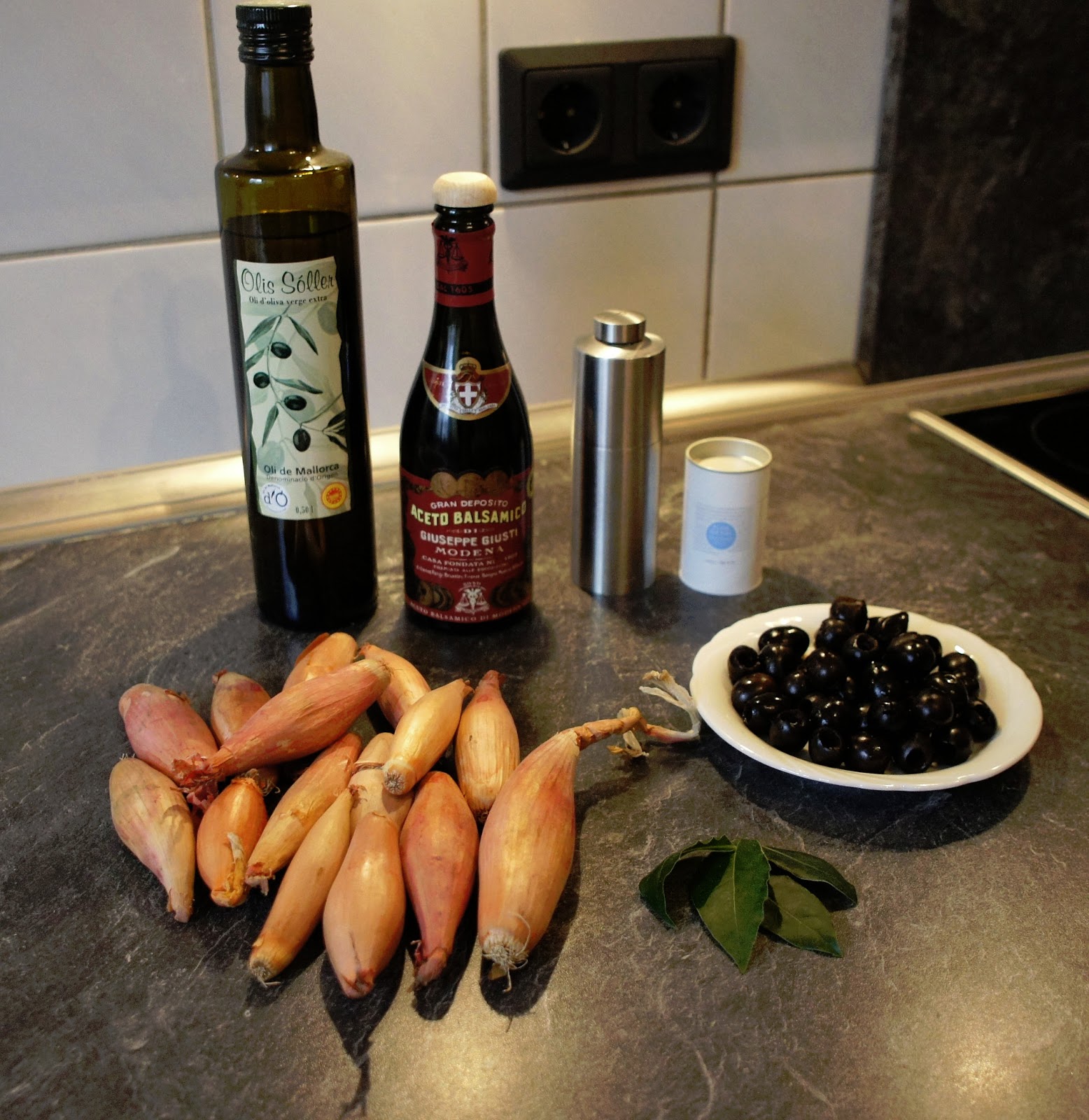 Kochkunst : Gefülltes Schweinefilet mit Balsamico-Zwiebeln Kochkunst : Gefülltes Schweinefilet mit Balsamico-Zwiebeln