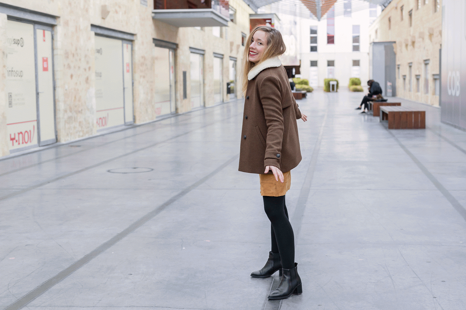 Manteau marron gif tourne