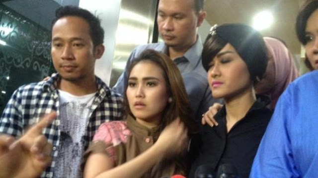 Jupe Ayu Ting Ting dan Deny Cagur Kelelahan Diperiksa Kasus Zaskia Gotik Jupe Ayu Ting Ting dan Deny Cagur Kelelahan Diperiksa Kasus Zaskia Gotik