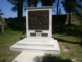 το μνημείο της οικογένειας Καρατζογιάννη στον Κήπο των Ηρώων στο Μεσολόγγι