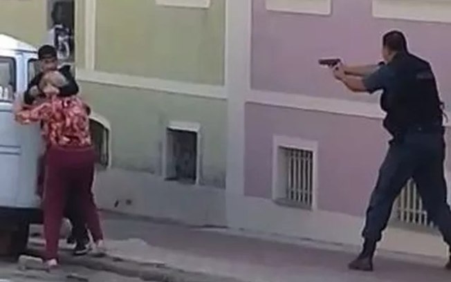 VÍDEO: Polícia mata assaltante após fazer idosa refém no RJ