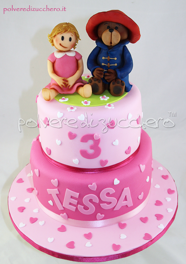 torta in pasta di zucchero per il compleanno di una bimba: con bimba tridimensionale e l'orso paddington