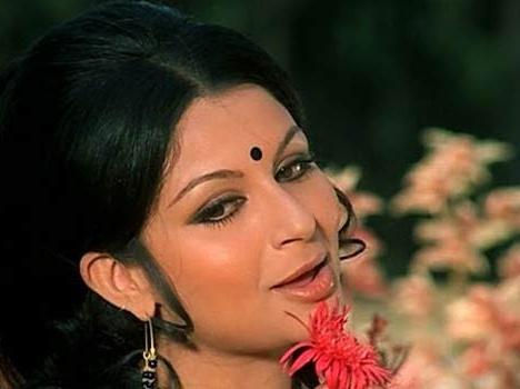 शर्मिला टैगौर ने इस वजह से रातों-रात हटा दिए थे अपने बिकिनी पोस्टर - Removed Bikini Poster शर्मिला टैगौर ने इस वजह से रातों-रात हटा दिए थे अपने बिकिनी पोस्टर - Removed Bikini Poster