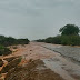 REGIÃO / Riacho dos Maia água já passa por cima da pista de Várzea Nova