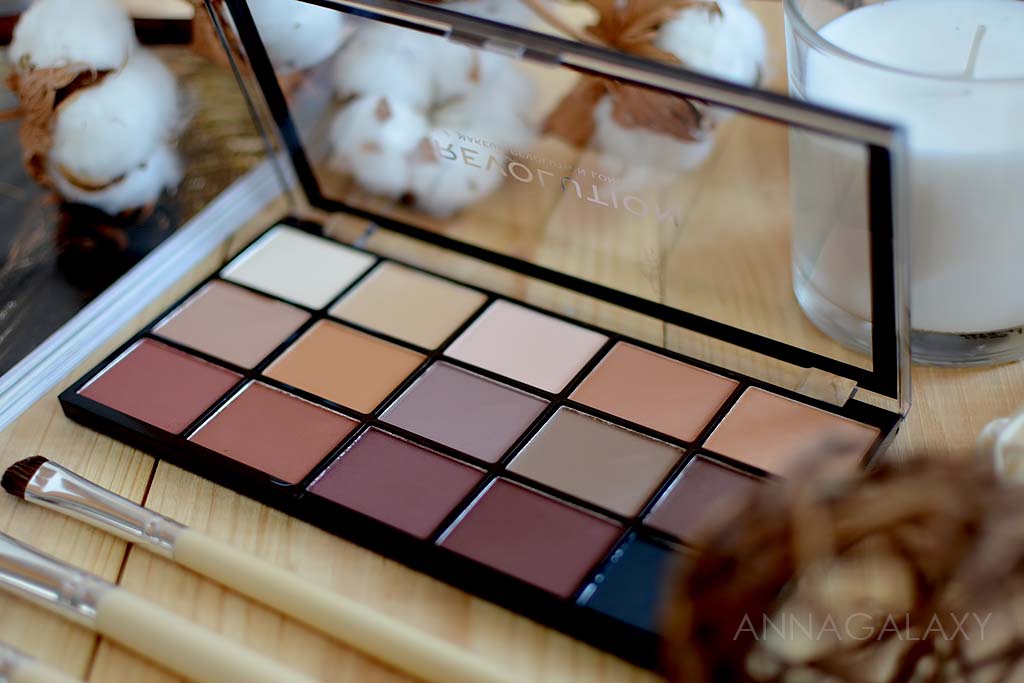 ). палетка теней с бирюзовым и коричневым оттенками. тени мейкап отзывы. Makeup revolution палетка теней осенняя. палетки мейкап революшен пигментированность.