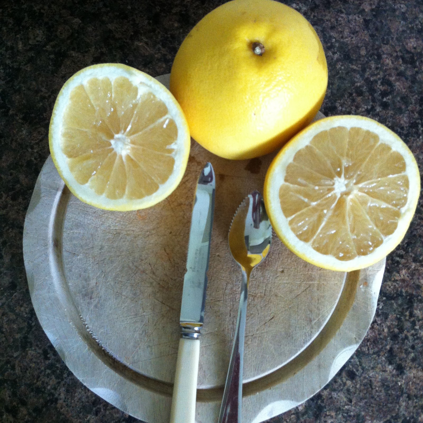 Dee at the Carlton Grapefruit a spoon or a knife?