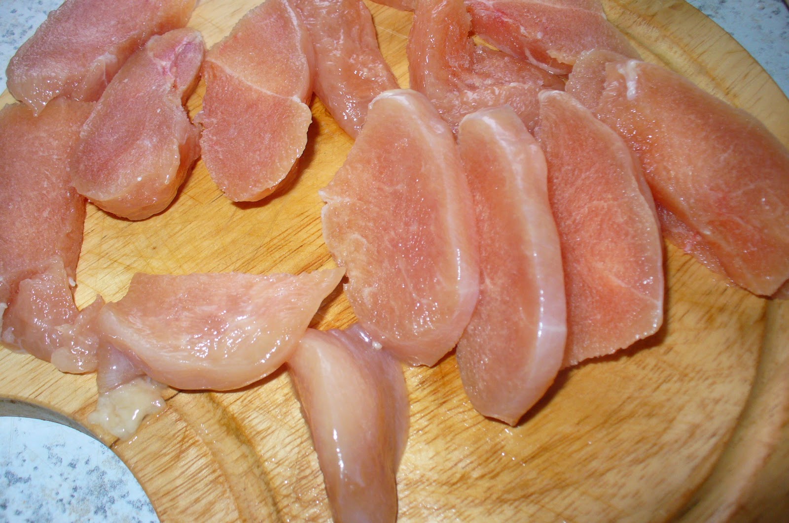 Куриное филе разрезать вдоль. Разрезанное куриное филе. Как раздель куриное филе. Нарезанная курица. Как разрезать куриную грудку.