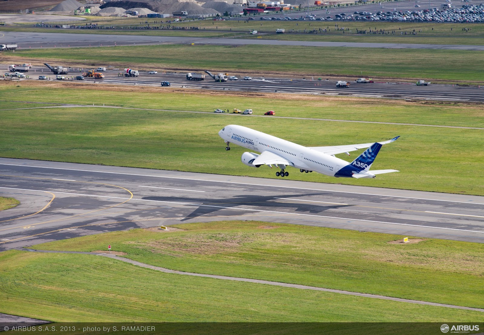 взлет airbus. эйрбас 380. взлет аэробуса а350-1000. а380 эмирейтс. взлет airbus.