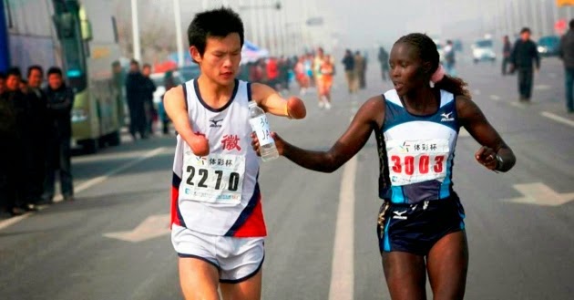Kiplimo-helps-a-disabled-runner-to-finis