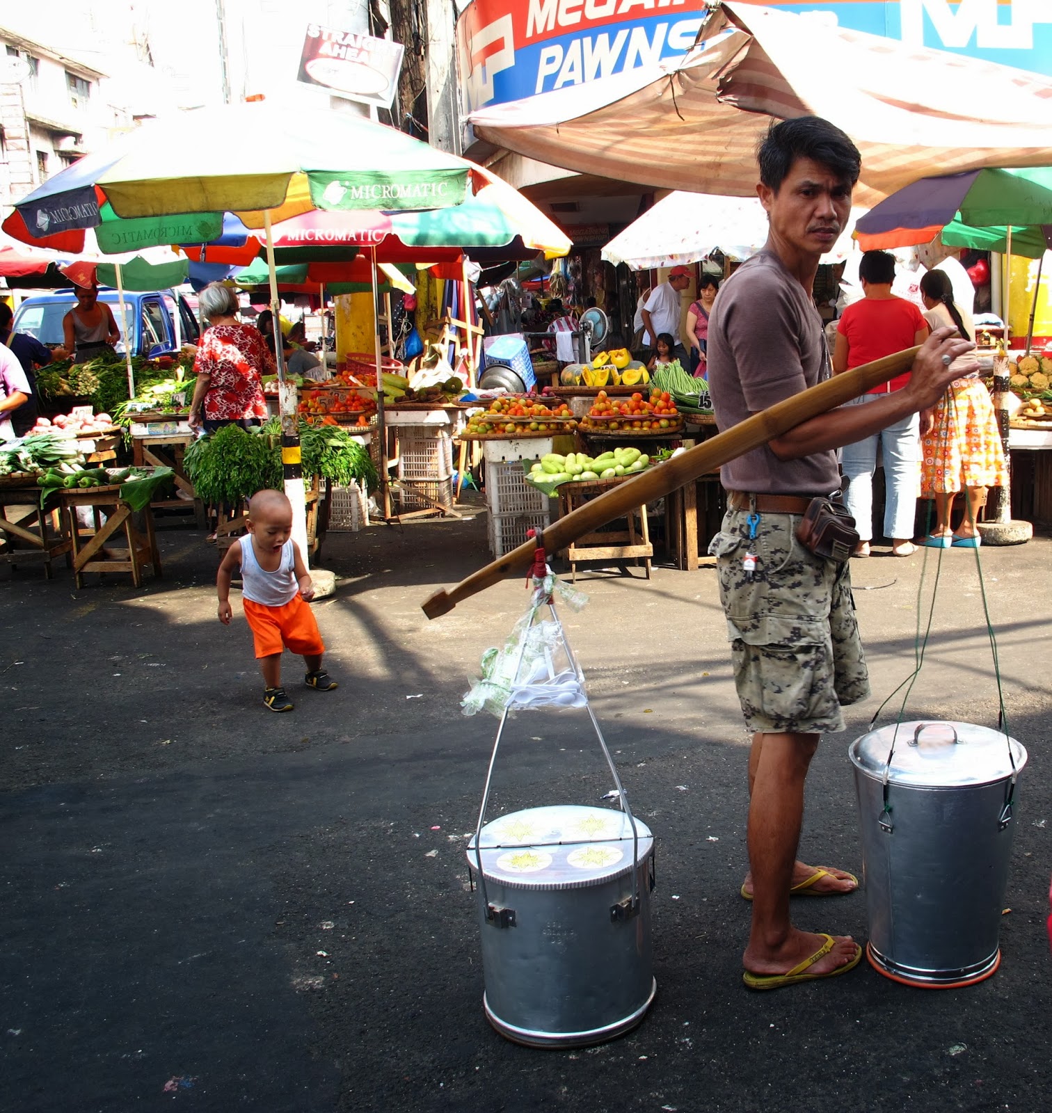The Life of being a Filipino: Filipino Vendors "a happy selling job"