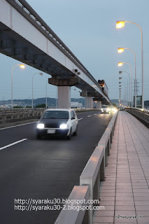 道路の上を走るモノレール 道路の上を走るモノレール写真