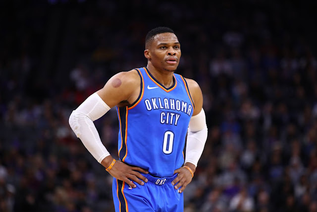 Russell Westbrook mendorong penggemar yang melangkah ke lapangan Russell Westbrook mendorong penggemar yang melangkah ke lapangan