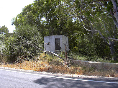 Caseta abandonada de una pequeña estación de bombeo (junio 2008)