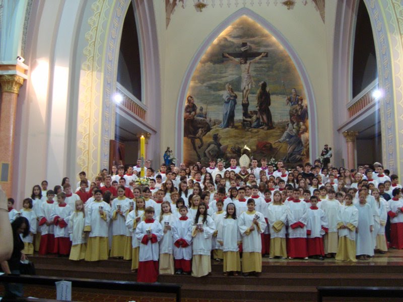 roupa de coroinha vermelha