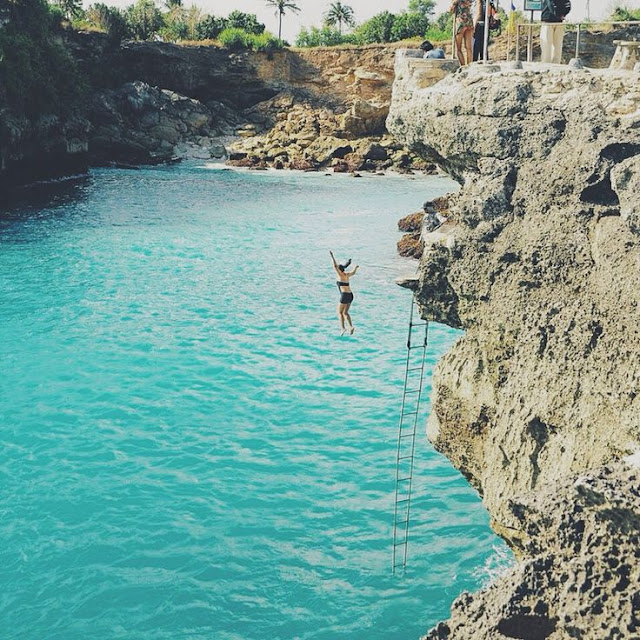 cliff jumping bali foto cliff jumping di nusa ceningan