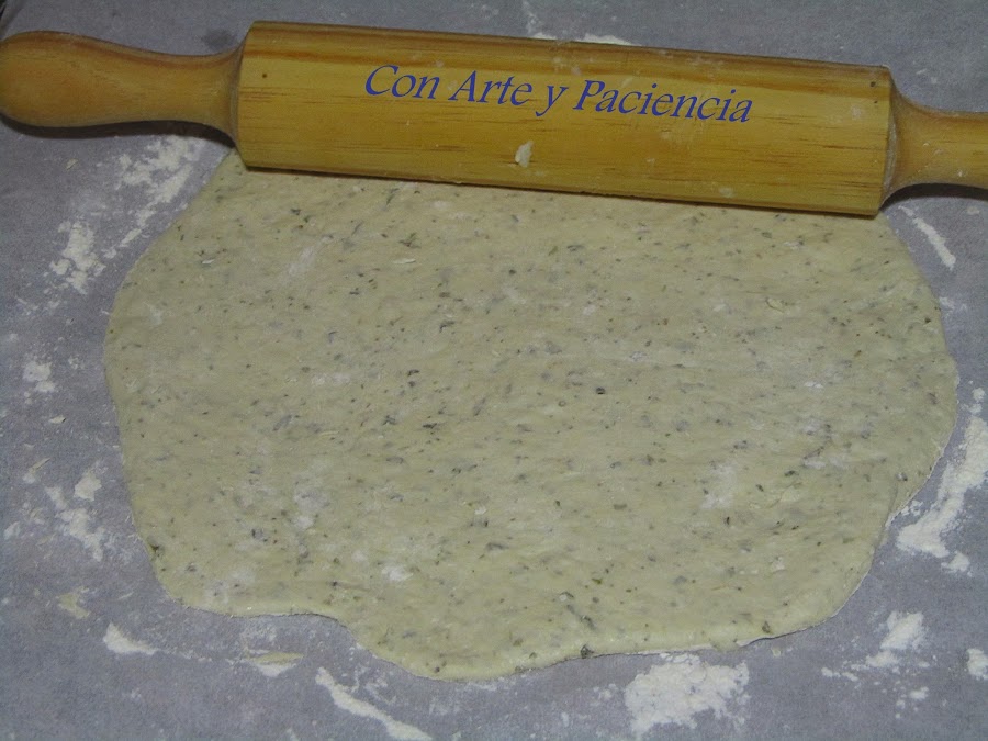 Pizza con salsa pesto y tomates cherry