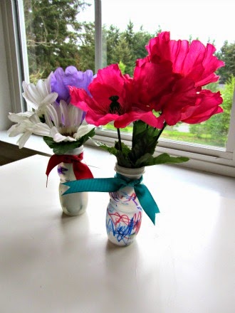 http://www.notimeforflashcards.com/2012/05/easy-mothers-day-craft-for-kids.html
