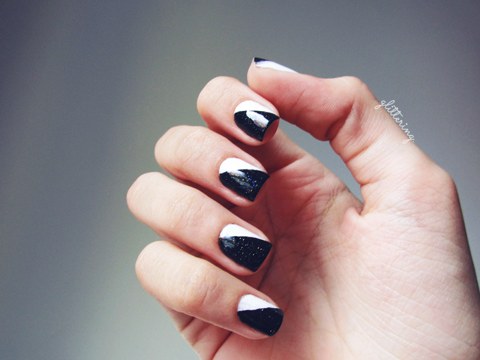 Nail Art preta e branca com glitter