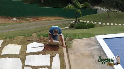 Bizzarri fazendo a execução de um piso de pedra com junta de grama, sendo esse piso com pedra cacão de São Tomé em casa em condomínio na Cantareira. 6 de fevereiro de 2017.