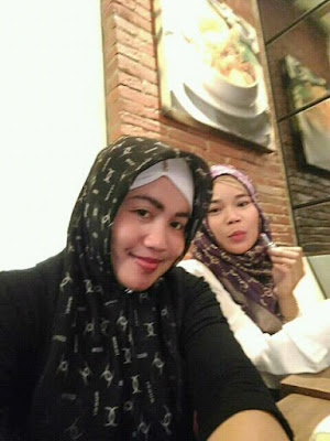 Ini loh Si Teman dan Si Kawan. Mereka lagi nyantai di Olivier Cafe Grand Indonesia, setelah lama 'baku tunggu'