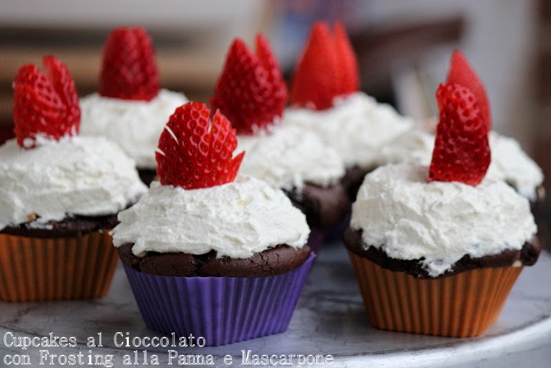 cupcakes al cioccolato con frosting alla panna e mascarpone