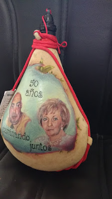 Retrato de mujer en una bota de vino Retrato de mujer en una bota de vino