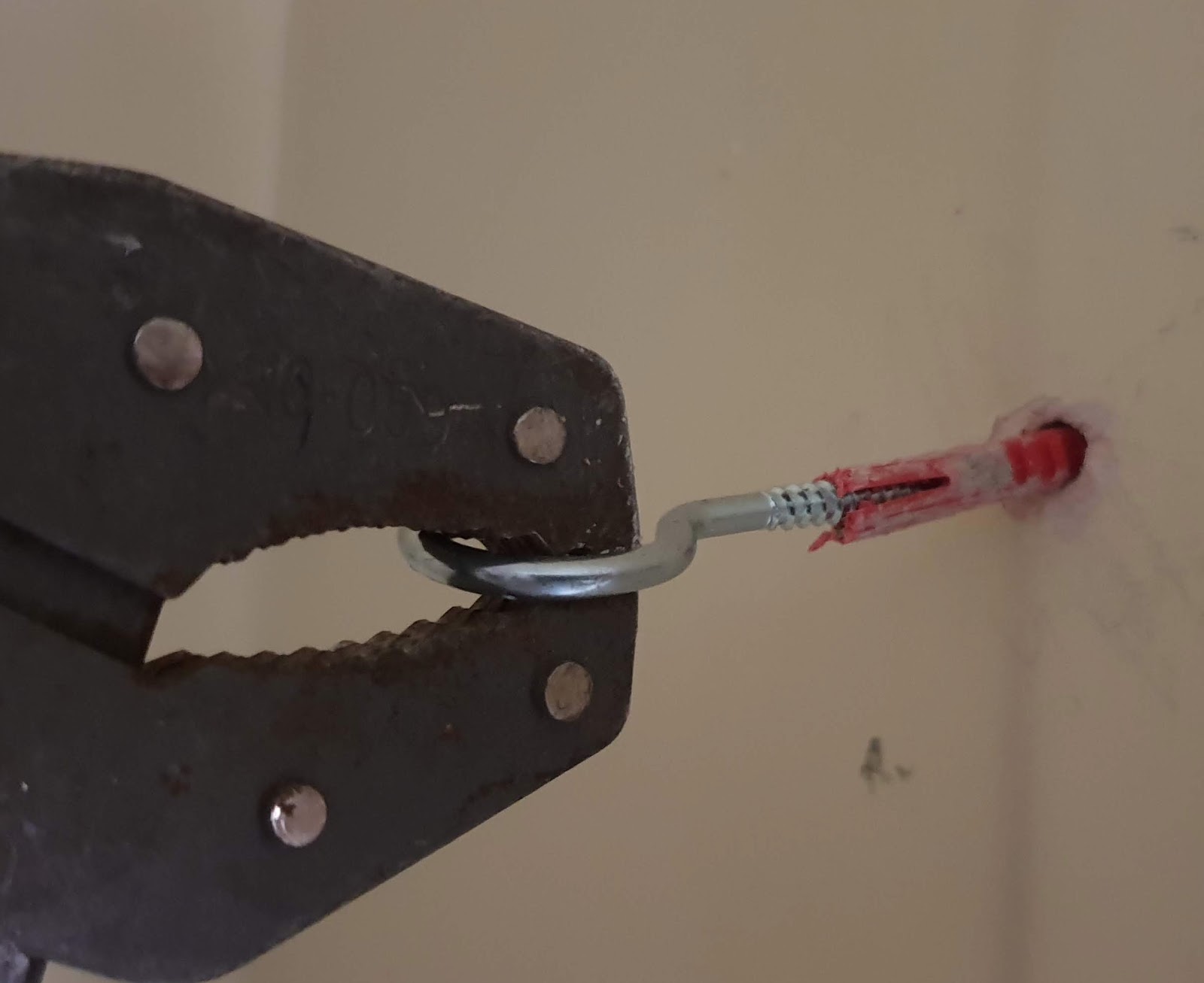 How to remove an old, stuck rawlplug/wallplug...