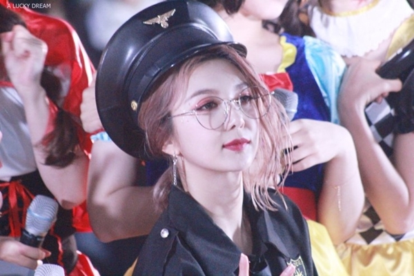 어제자 할로윈 분장하고 신촌에 나타난 아이돌.jpgif | 인스티즈