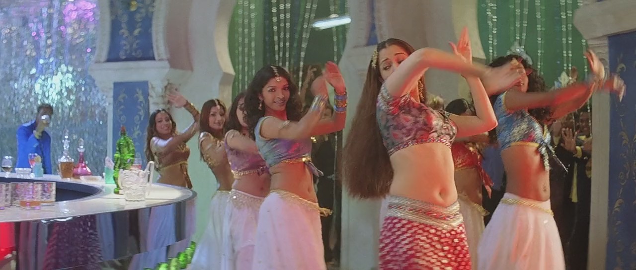 Aishwarya Rai sexy navel, Aishwarya Rai hot back pics, Aishwarya Rai in kajra re item song HD