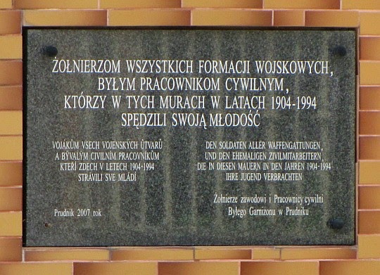 Tablica w murach dawnych koszar wojskowych w Prudniku. Tablica w murach dawnych koszar wojskowych w Prudniku.