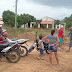 População do distrito de Serra da Arara se revolta com proprietário de casa que construiu muro dificultando passagem de carros e motos. Revoltados morados reabriram antiga estrada.