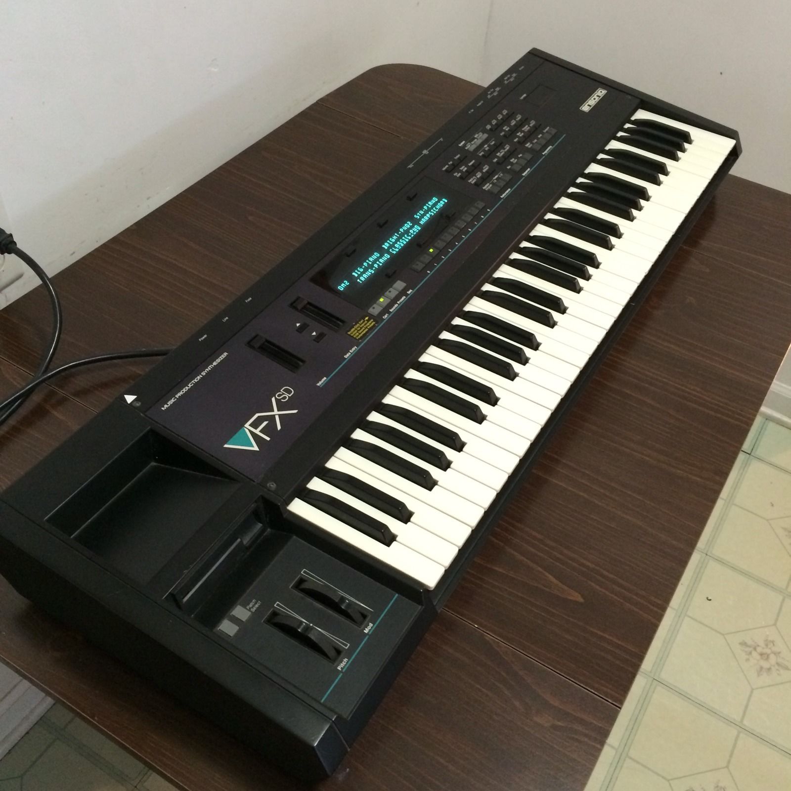 Ensoniq VFX SD MIDI Keyboard Music Production Synthesizer.