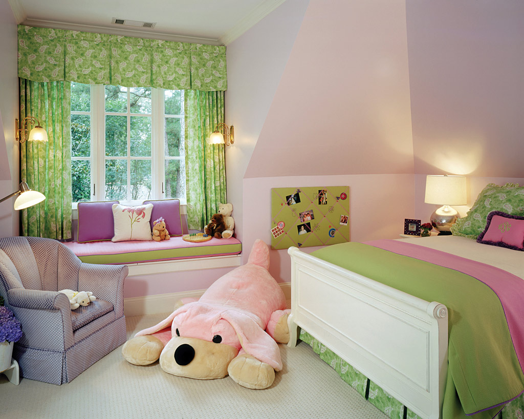 Розово зеленый мальчик. Зелёная комната для девочки. Салатовая детская комната. Розово зеленая комната. Комната в розово зеленых тонах.