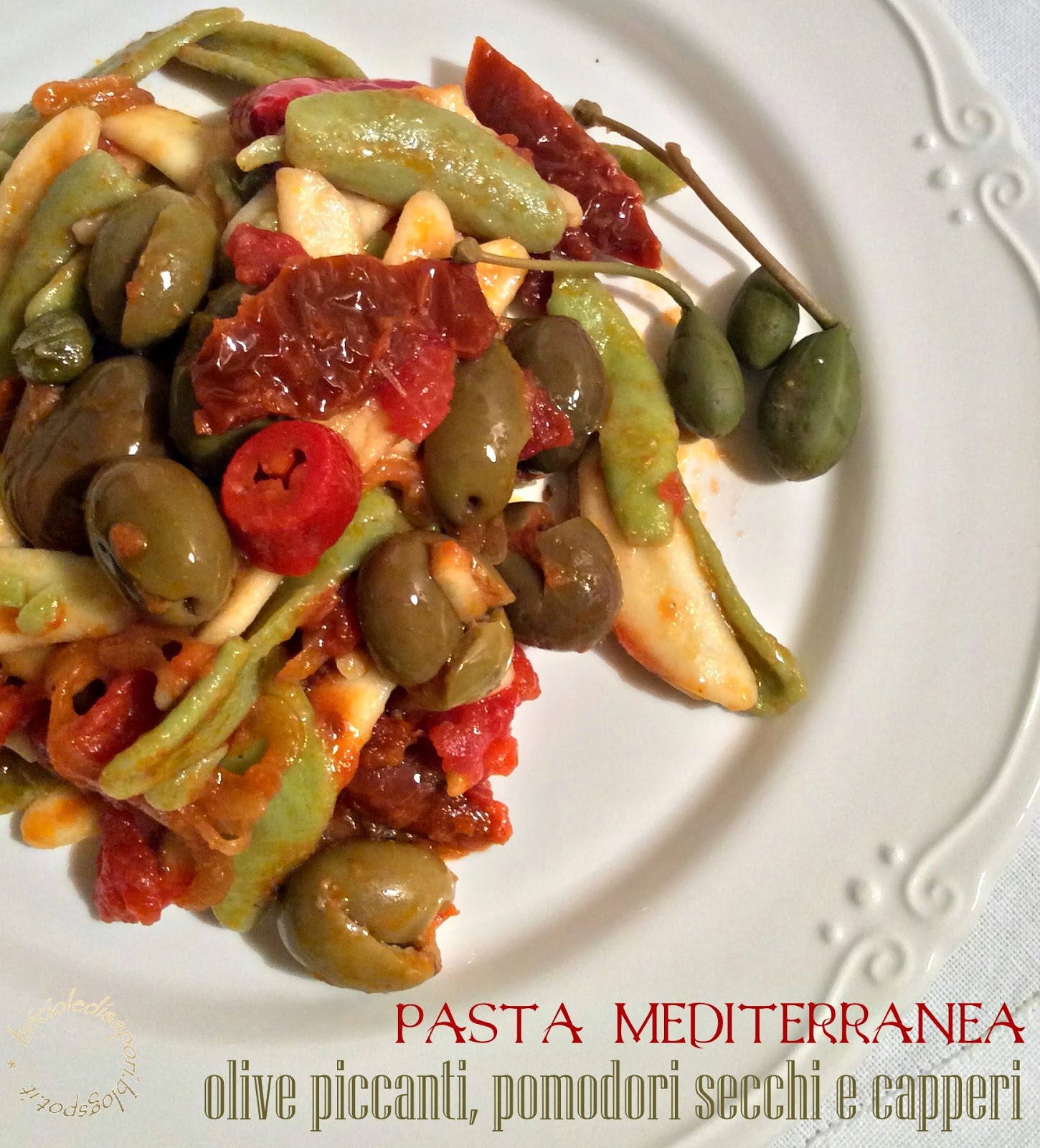 pasta mediterranea con olive piccanti, pomodori secchi e capperi