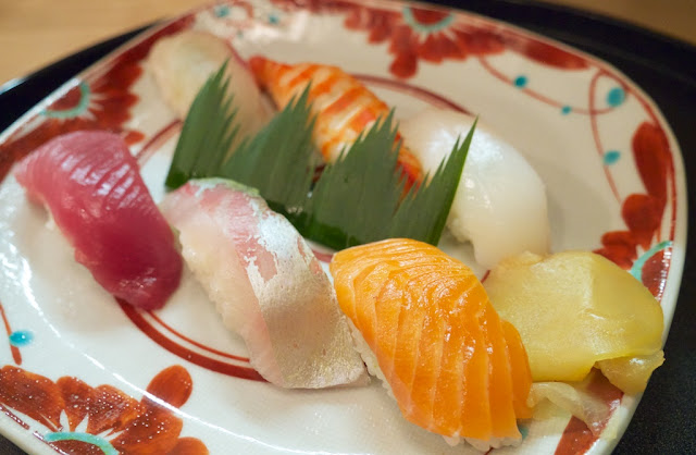 寿司。しまあじ、いか、車えび、鮭、よこわ、鯛