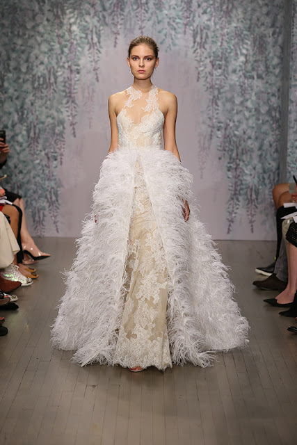 Vestido de novia de Monique Lhuiller para 2016 - Foto: Don Ashby Vestido de novia de Monique Lhuiller para 2016 - Foto: Don Ashby