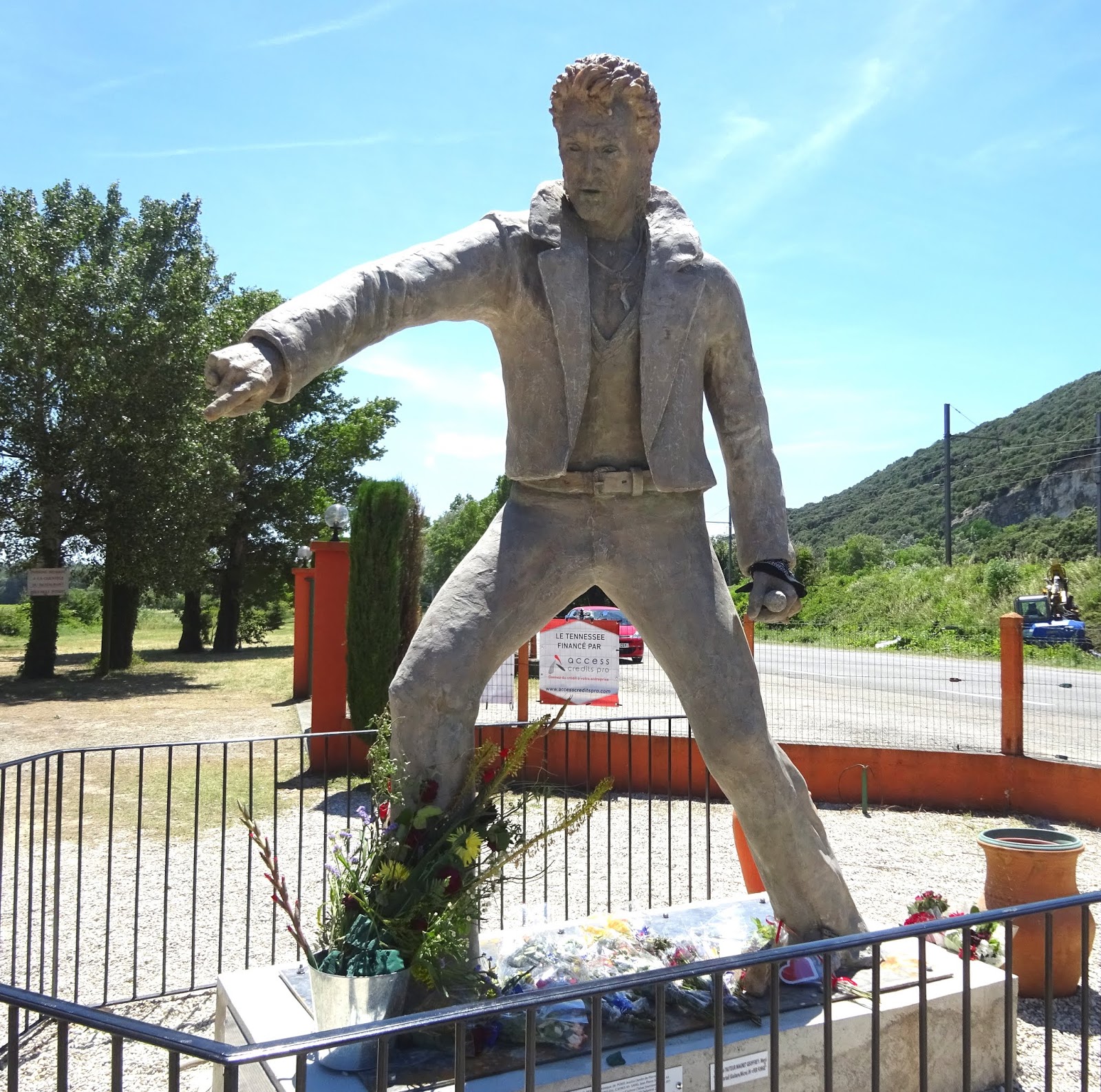 Qui A Fait La Statue De Johnny Hallyday Dr Tony Shaw: Johnny Hallyday in Viviers, Ardèche (07)