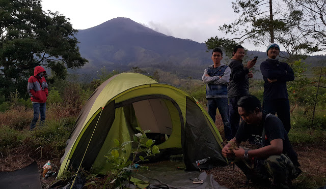 pemandangan bukit krapyak mojokerto di belakang pegunungan argopuro