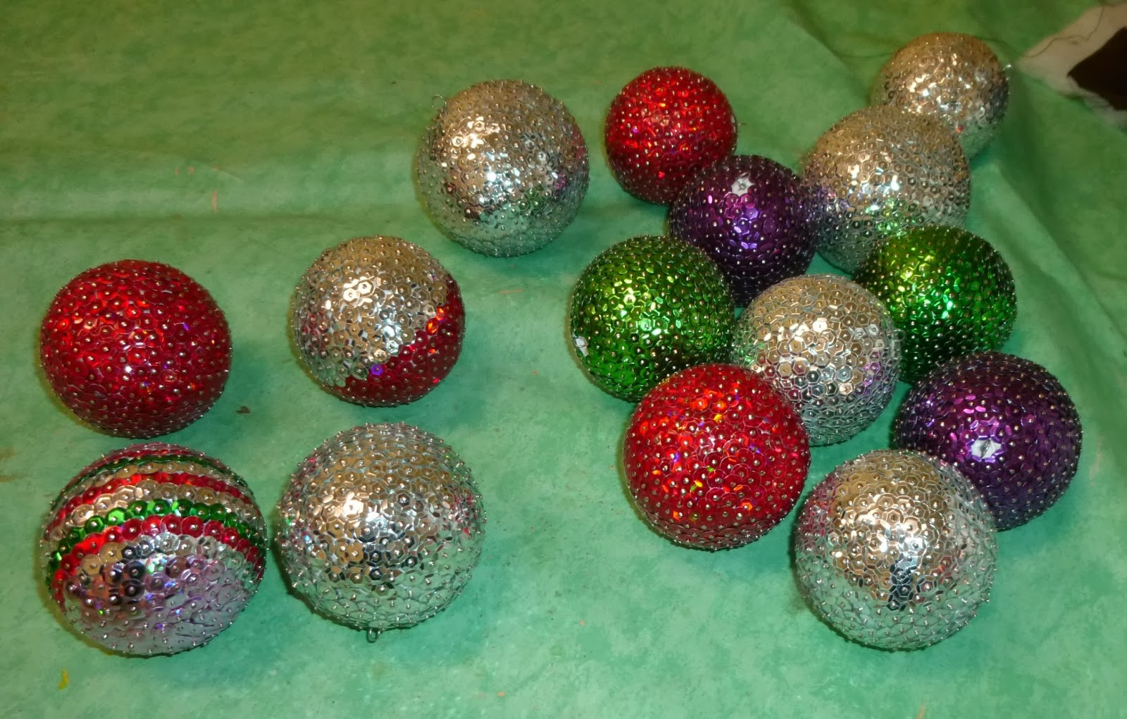 Longchamp Bricole: Boules de Noël en sequins